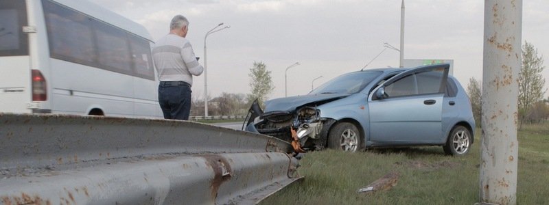 На Полтавском шоссе Chevrolet "напоролся" на яму и врезался в отбойник