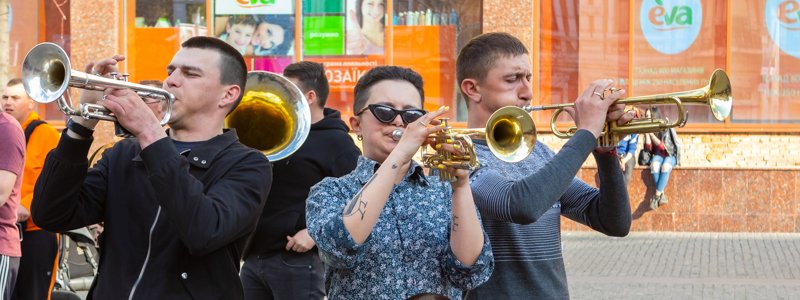 Жителей Днепра сразил street band "Кошечка Антона"