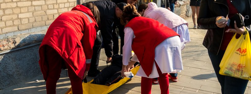 В Днепре на пороге магазина 89-летняя женщина лежала без сознания, а люди проходили мимо