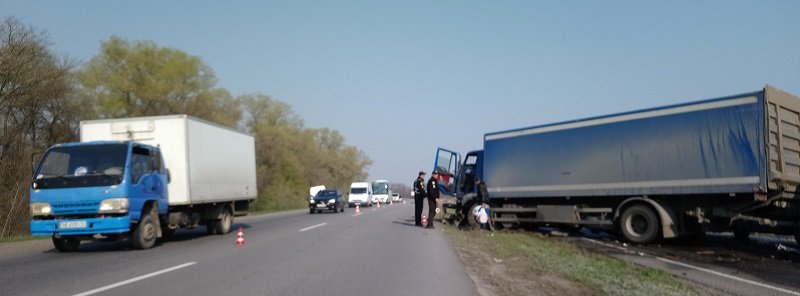 Под Днепром столкнулись две фуры и Mercedes Sprinter: пострадал мужчина