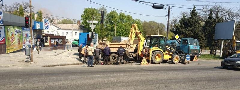 В Днепре из-за прорыва трубы затруднено движение на улице Щербаня