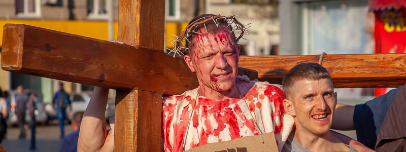 Люди в крови и распятый Иисус: что происходило на Европейской площади в Днепре