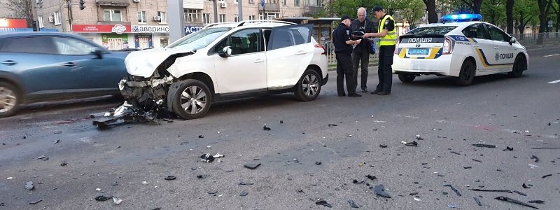В Днепре на Рабочей столкнулись Peugeot и Kia: автомобиль от удара задел пешехода