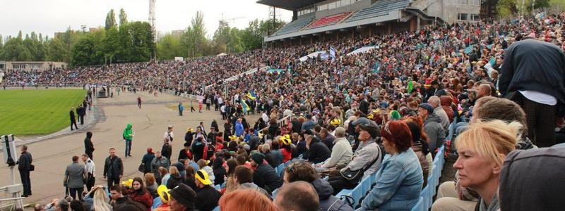 Тысячи украинцев молились на стадионе в Днепре о мире в Украине