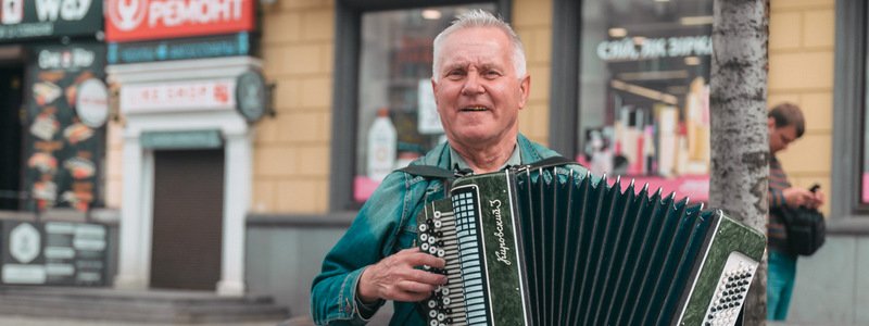 "Я дарю вам музыку": в центре Днепра можно послушать самого искреннего музыканта