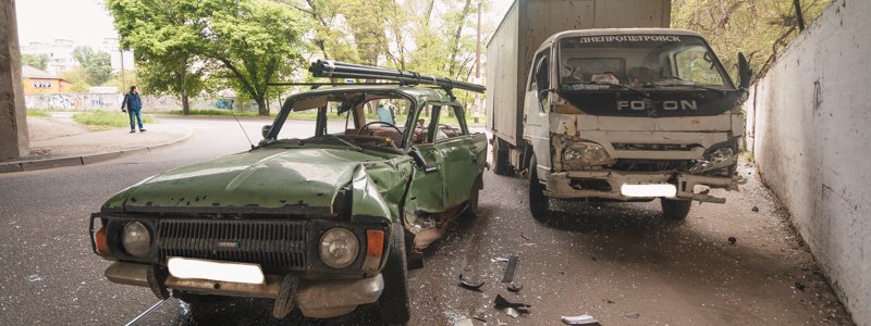 В Днепре на улице Каруны столкнулись грузовик и «Москвич»: пострадал мужчина
