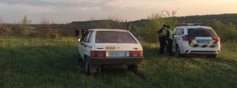 На трассе под Днепром дети обнаружили тело женщины