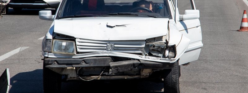 В Днепре на Запорожском шоссе столкнулись Peugeot и Renault: видео момента аварии
