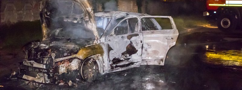 В Днепре на Победе дотла сгорел автомобиль Skoda