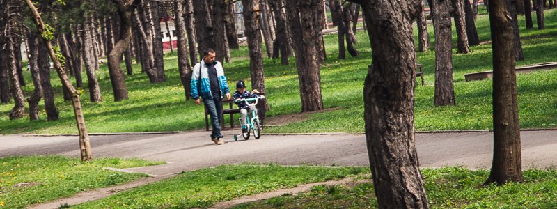 Кружит голову месяц май: как жители Днепра отдыхают в городских парках