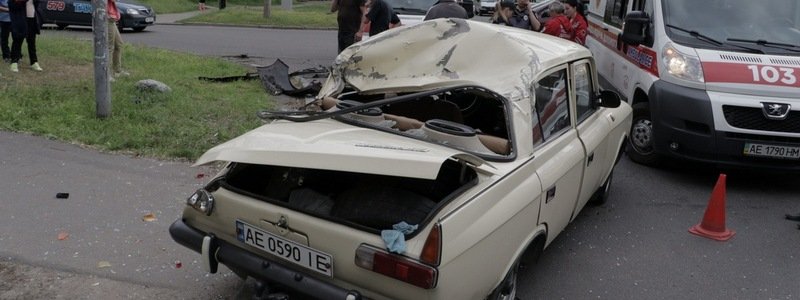 В центре Днепра "Москвич" столкнулся с Renault и перевернулся: есть пострадавший