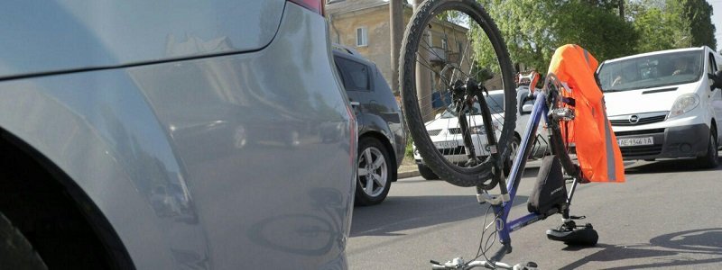 На проспекте Хмельницкого велосипедист врезался в Chevrolet: образовалась большая пробка