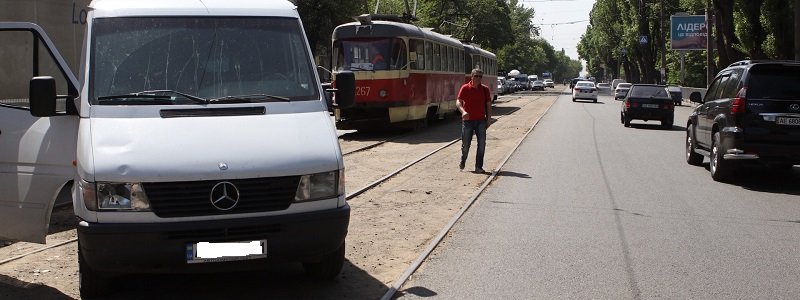 В Днепре на проспекте Хмельницкого Mercedes сбил женщину: движение трамваев парализовано