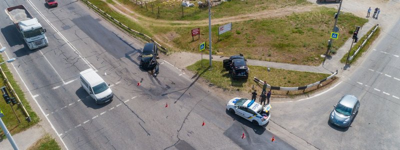 В Днепре столкнулись два Porsche Cayenne: появилось видео момента аварии