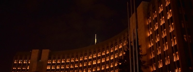 В горсовете Днепра зажгли свечи в память о погибших во время Второй мировой войны