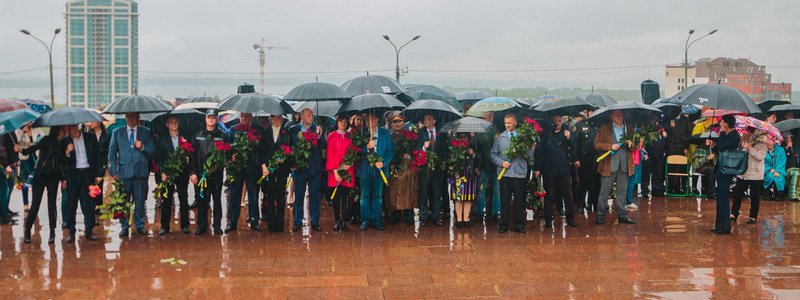 В Днепре под проливным дождем возложили цветы к памятнику Славы