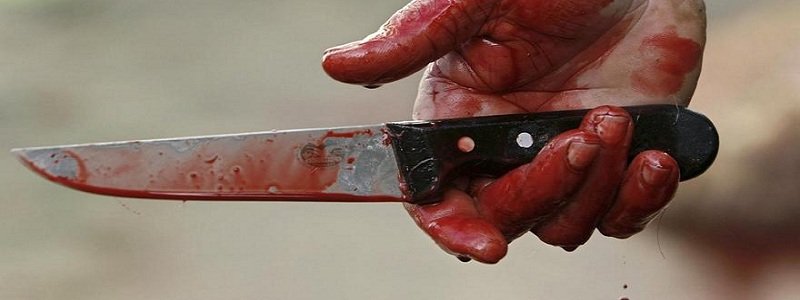 В Днепре парень, угрожая ножом, пытался отобрать телефон у подростков, а после порезал мужчину