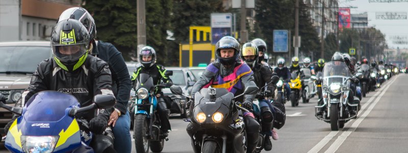 По дорогам Днепра пронеслась колонна из мотоциклов