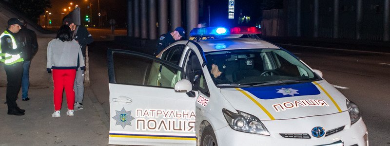 В Днепре под Новым мостом автомобиль такси сбил парня и скрылся