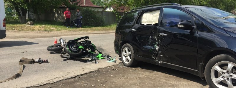 В Днепре от удара с Mitsubishi мотоцикл разбился вдребезги