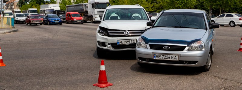 В Днепре на Слобожанском столкнулись ВАЗ и Volkswagen: пострадал 5-летний ребенок