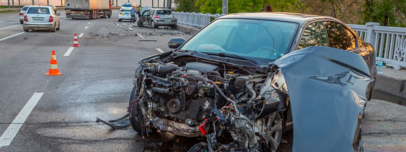 В Днепре на Набережной Заводской столкнулись Renault и Subaru: пострадали два мужчины