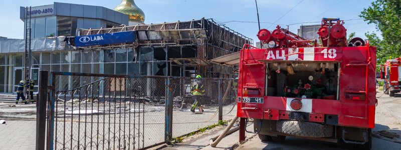В Днепре на Слобожанском сгорел автосалон «Lada»: появились фото и видео