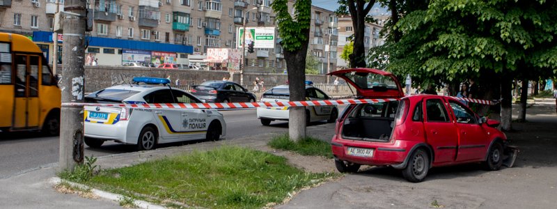 В Днепре такси с женщиной в салоне влетело в дерево: водителю стало плохо за рулем