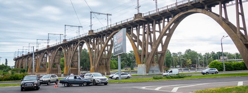 В Днепре возле Мерефо-Херсонского моста столкнулись Hyundai и ВАЗ