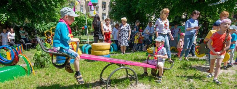 В Каменском продолжают устанавливать детские площадки