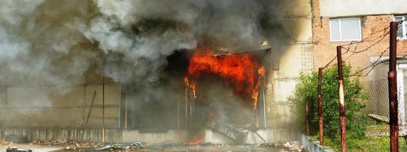 Под Днепром 8 часов тушили пожар на складах гречки и поролона
