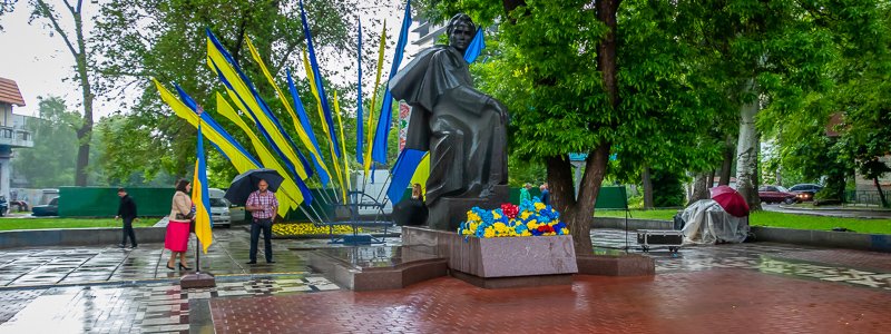 В Днепре возложили цветы к памятнику Тарасу Шевченко