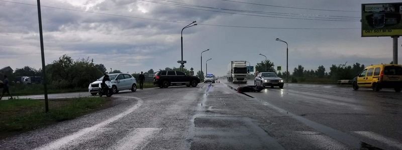 В Днепре на Полтавском шоссе столкнулись Kia и мотороллер: пострадал мужчина