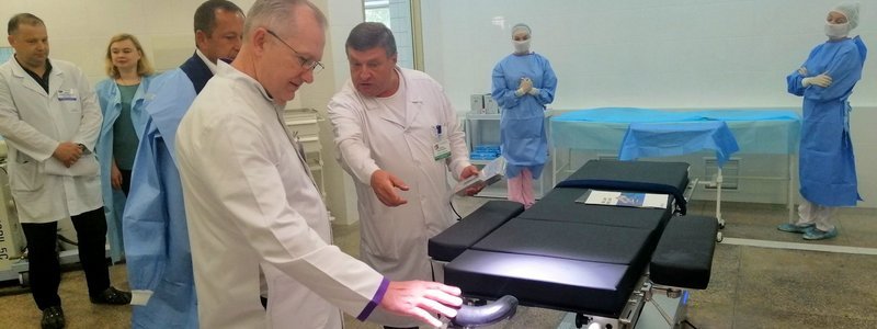 В Днепре больнице Мечникова передали уникальное оборудование для операционной