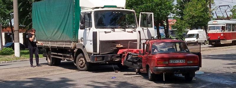 В Днепре на Богдана Хмельницкого грузовик смял легковушку: двоих мужчин забрала скорая