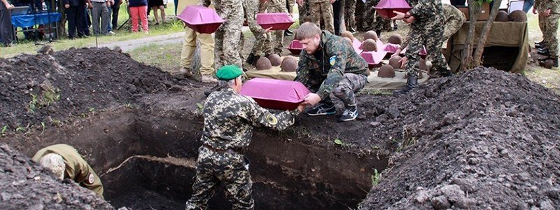 Под Днепром перезахоронили 20 воинов Второй мировой войны