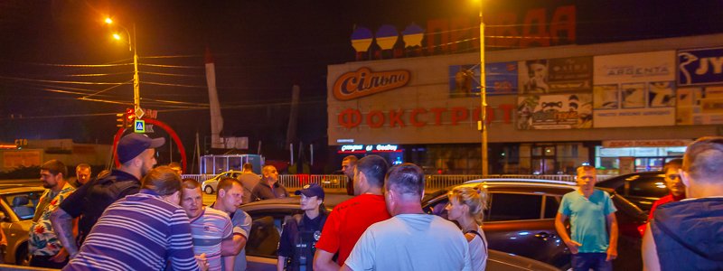 В Днепре напротив ТЦ "Наша Правда" съехались десятки таксистов: что произошло