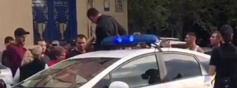 На Гагарина в Днепре толпа забросала яйцами полицейский Prius