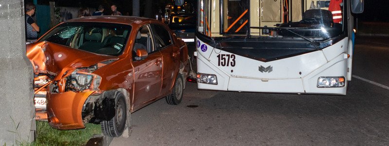 В Днепре на Набережной Победы столкнулись троллейбус № 10 и Chevrolet: пострадали 3 человека