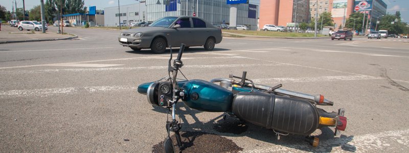 В Днепре возле речпорта не поделили дорогу мотоцикл и Kia: парня забрала скорая