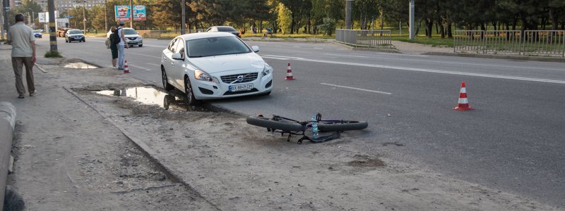 В Днепре на Победе Volvo сбил парня с велосипедом на переходе