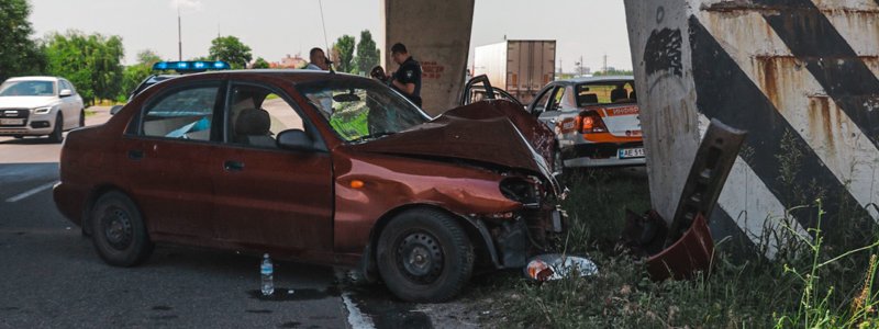 В Днепре мужчине стало плохо за рулем: автомобиль на скорости влетел в бетонную опору