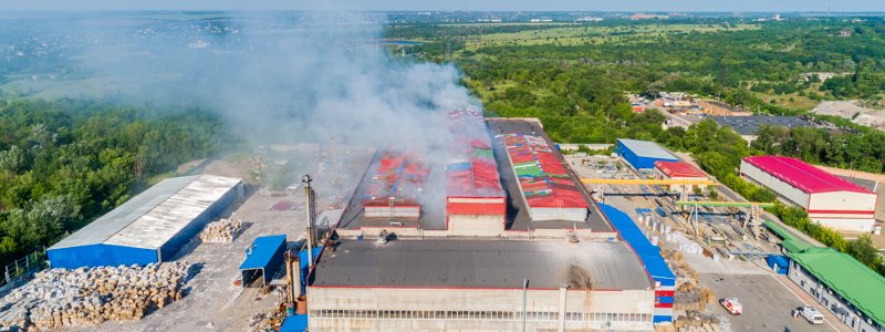 В Днепре горит завод "Альбатрос": появились подробности, фото и видео