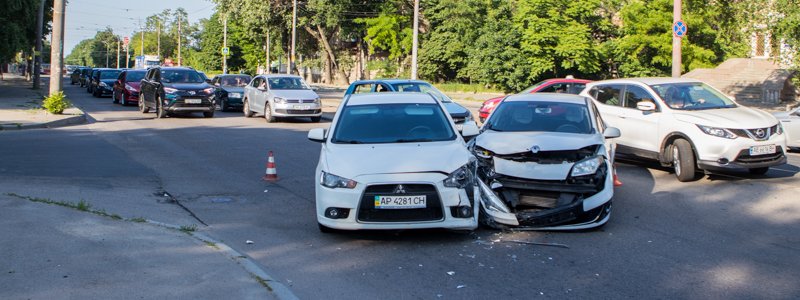 В Днепре на Грушевского столкнулись Mitsubishi и Renault: пострадала девушка, образовалась пробка
