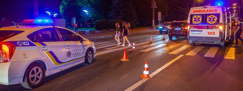 В Днепре на Сичеславской Набережной Subaru на пешеходном переходе сбил парня и девушку