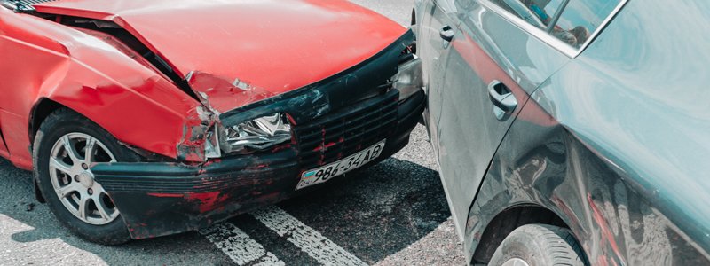 В Днепре на Космической столкнулись Volkswagen и Opel: пострадала девушка