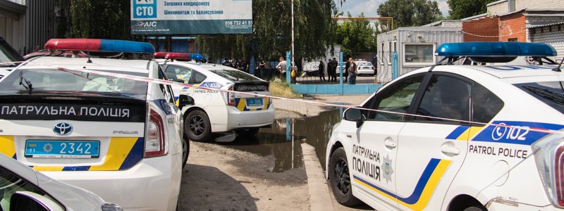 В Днепре на Береговой стреляли: полиция задержала около 30 человек