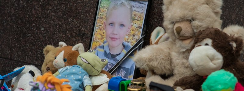 В Днепре под зданием полиции написали слово "вбивці" и жгли фаеры в память о погибшем 5-летнем мальчике