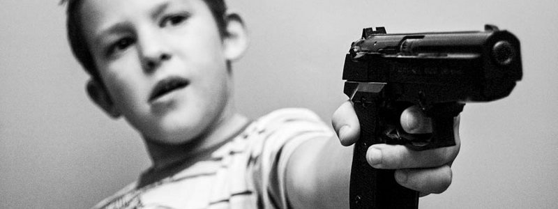 В Днепропетровской области 14-летний мальчик выстрелил в голову 7-летнему брату