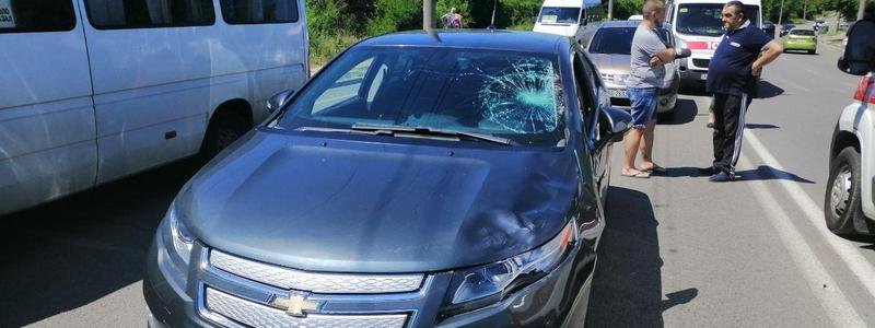 В Днепре на Гальченко мужчина с женщиной выскочили под колеса Chevrolet